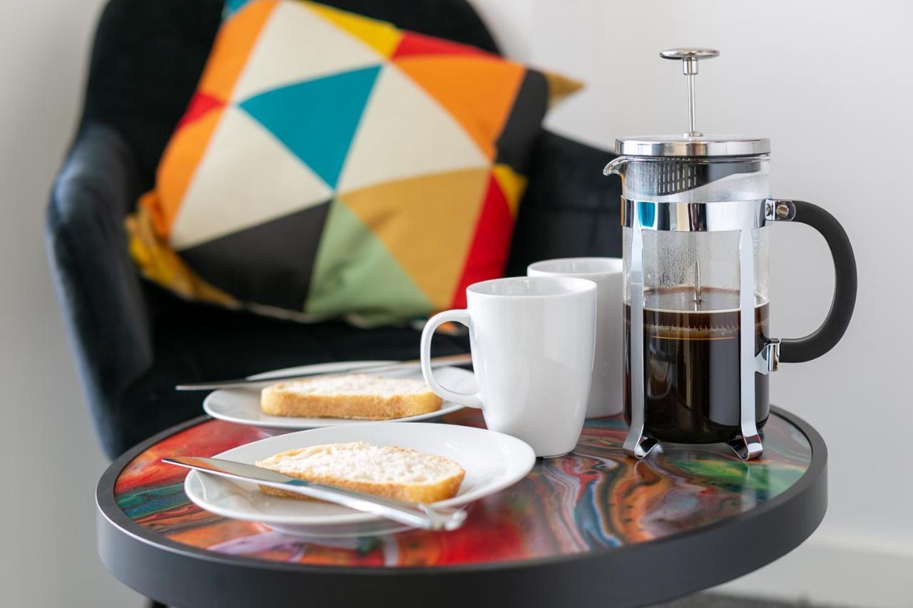לייסטר Studio Apartments By Lyter Living Desks & Wifi - Monthly Stays Available מראה חיצוני תמונה